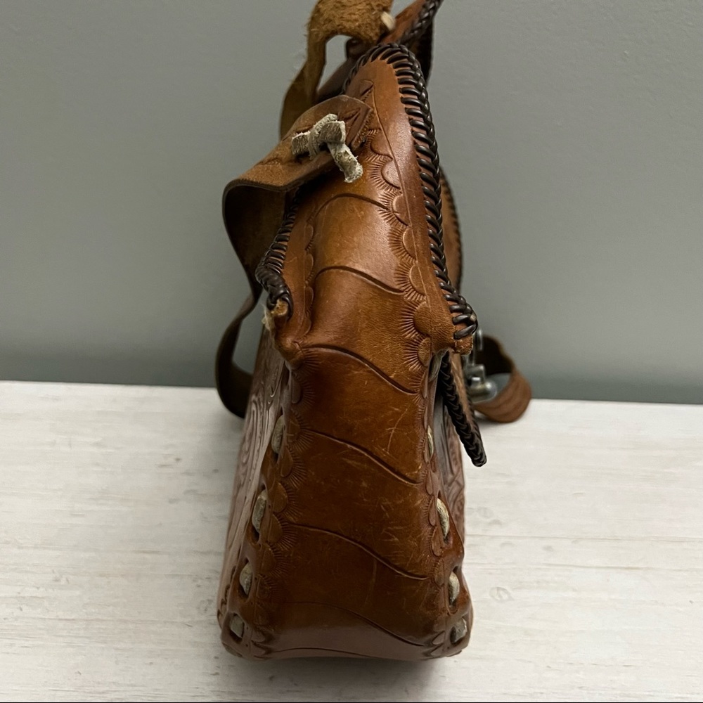 Vintage 70s 80s Hand Tooled Buckstitched Leather Shoulder Saddle Bag - Picture 3 of 16